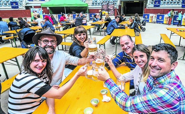 Las jarras de cerveza compartieron mesa con los grupos de amigos. 