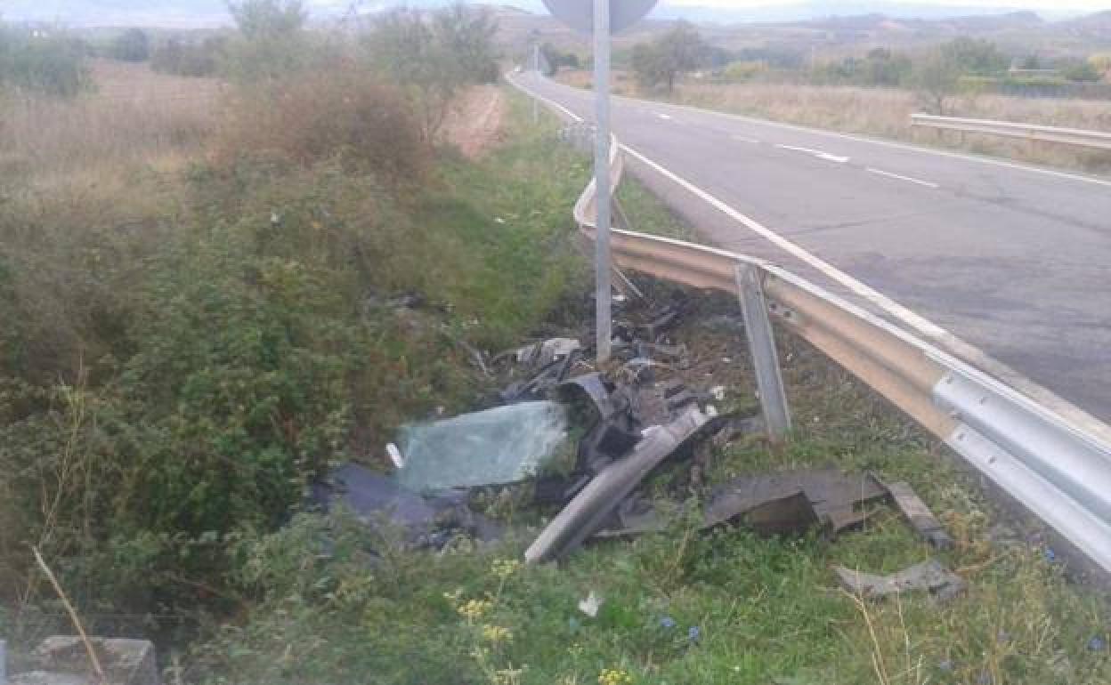 Restos del choque en la zona donde se produjo el accidente este sábado. 