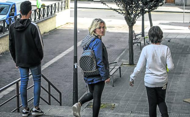 Mónica junto a su hijo Ugaitz y Andy, a los que lleva a diario al instituto de Villasana.