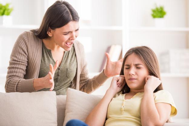 Madre estresada, en plena discusión con su hija.