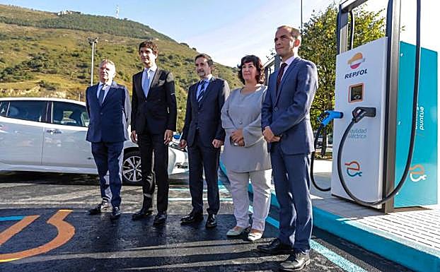 Acto de presentación de la electrolinera de Abanto.