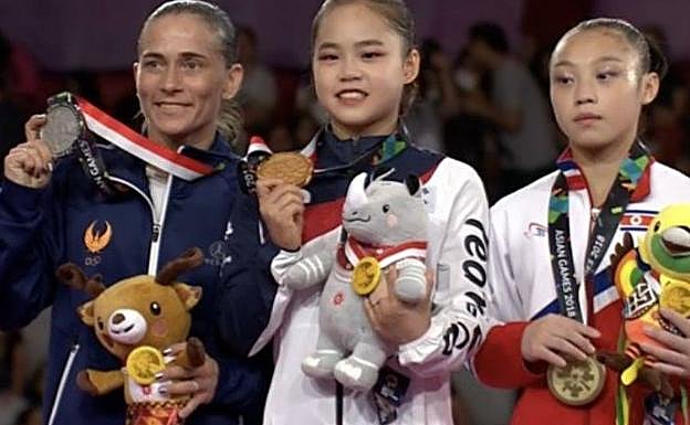 Imagen principal - Arriba, con la medalla de plata que logró en la pasada edición de los Juegos Asiáticos. Sobre estas líneas, imágenes de archivo de sus inicios y de cuando compitió con Alemania. 