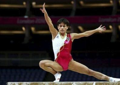 Imagen secundaria 1 - Arriba, con la medalla de plata que logró en la pasada edición de los Juegos Asiáticos. Sobre estas líneas, imágenes de archivo de sus inicios y de cuando compitió con Alemania. 