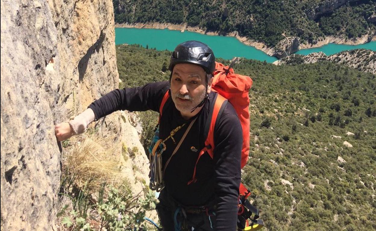 Javo, escalando en la pared de Aragón, en Montrebei.