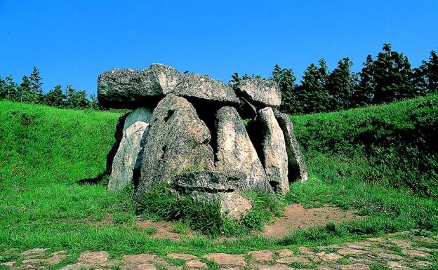 El dolmen megalítico de Aizkomendi fue descubierto en el año 1831. 