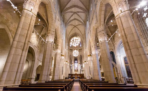 Vista de la nave central de la catedral de Santa María. 