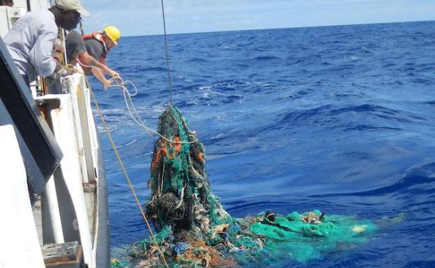 Una veintena de pesqueros retiran en Euskadi plásticos del mar mientras faenan