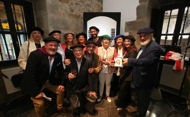 Brindis con los Txikitos de honor en el edificio de la Bolsa. 