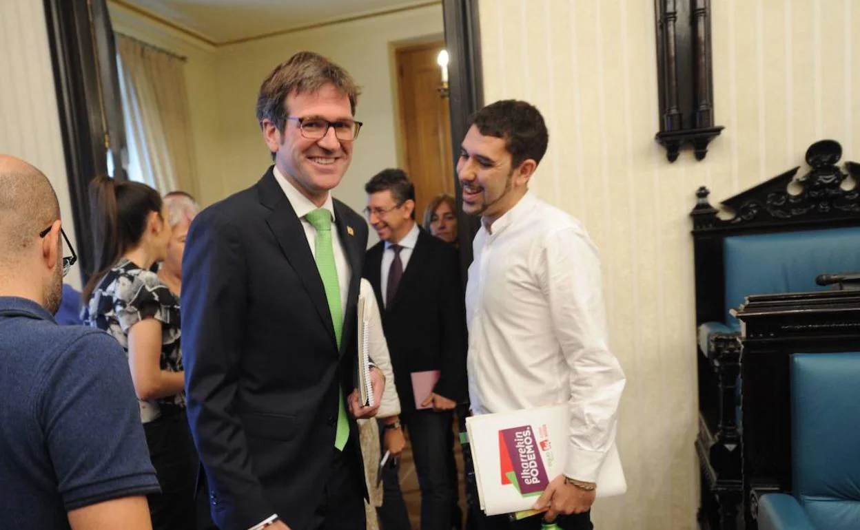 Gorka Urtaran y Óscar Fernández, a la salida del Pleno celebrado el pasado jueves.