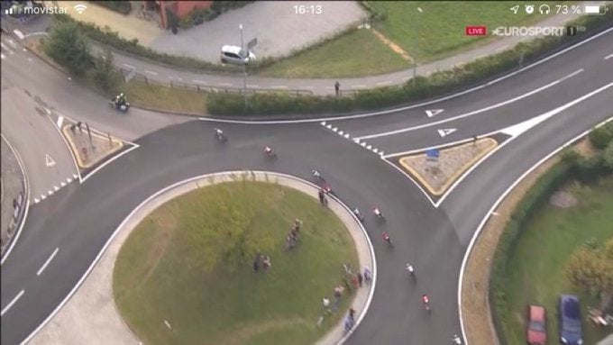 La moto habría tenido que girar a la derecha en la rotonda