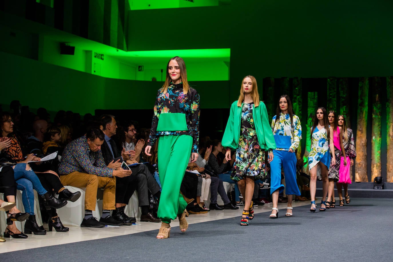 Propuestas sostenibles, diseños extravagantes y moda infantil han protagonizado la segunda jornada de la cita 'fashion' en el Palacio Europa de Vitoria