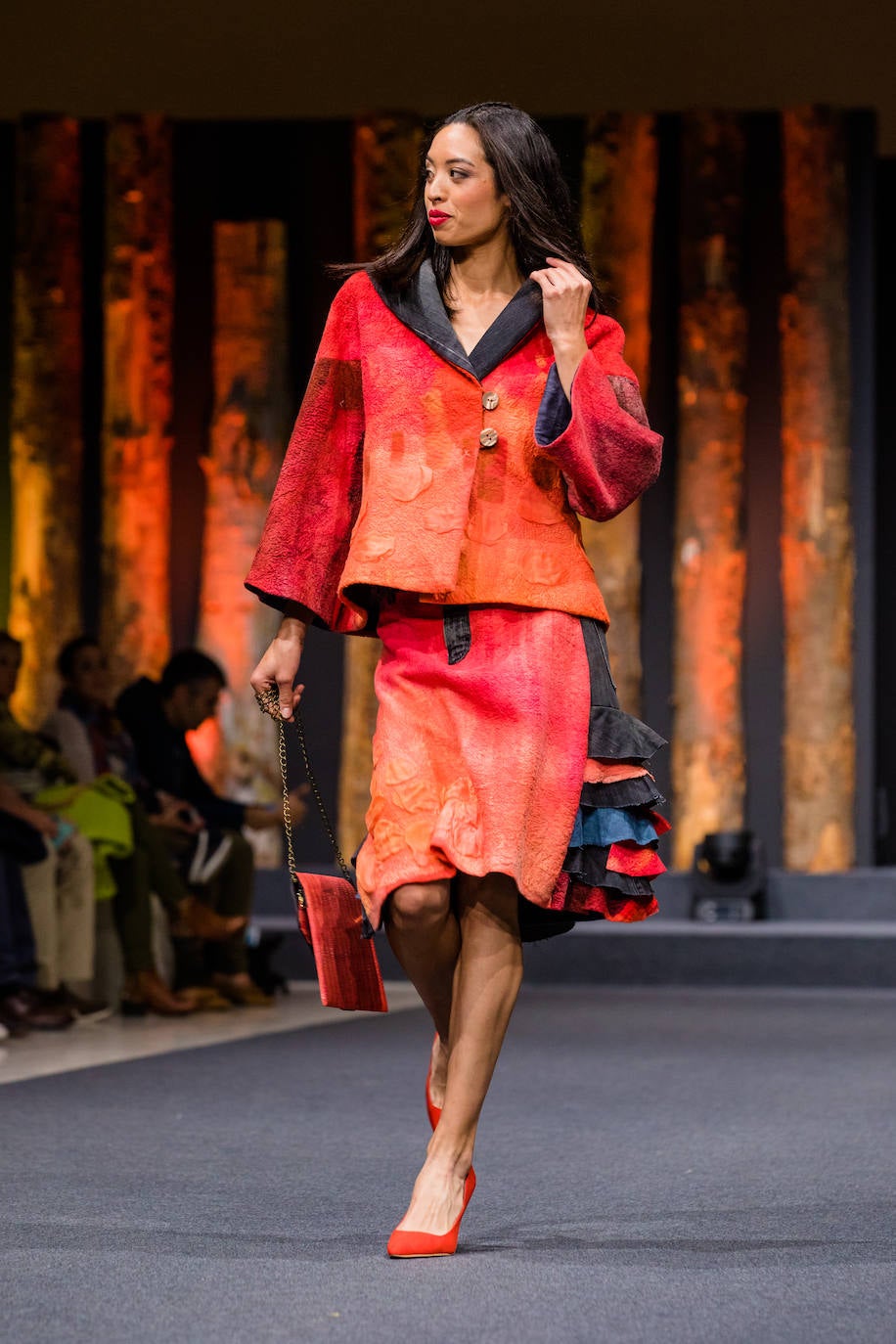 Propuestas sostenibles, diseños extravagantes y moda infantil han protagonizado la segunda jornada de la cita 'fashion' en el Palacio Europa de Vitoria