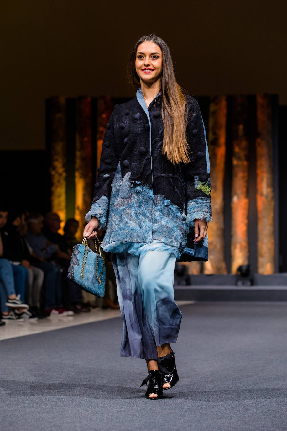 Propuestas sostenibles, diseños extravagantes y moda infantil han protagonizado la segunda jornada de la cita 'fashion' en el Palacio Europa de Vitoria