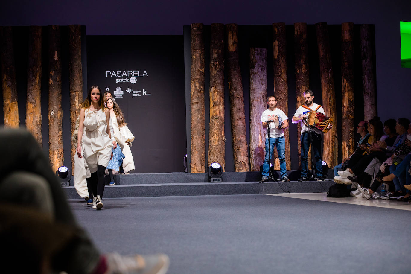Propuestas sostenibles, diseños extravagantes y moda infantil han protagonizado la segunda jornada de la cita 'fashion' en el Palacio Europa de Vitoria
