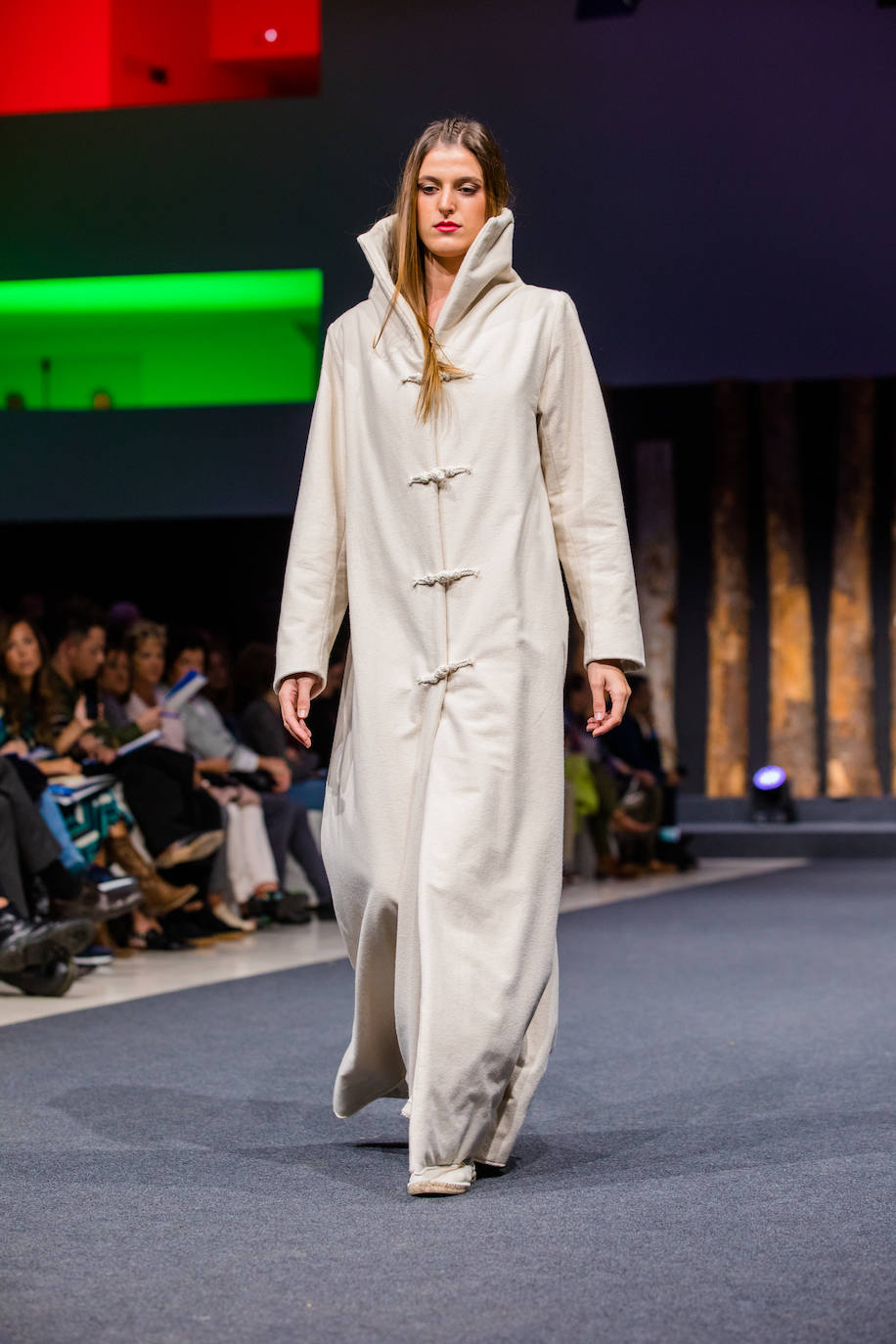 Propuestas sostenibles, diseños extravagantes y moda infantil han protagonizado la segunda jornada de la cita 'fashion' en el Palacio Europa de Vitoria