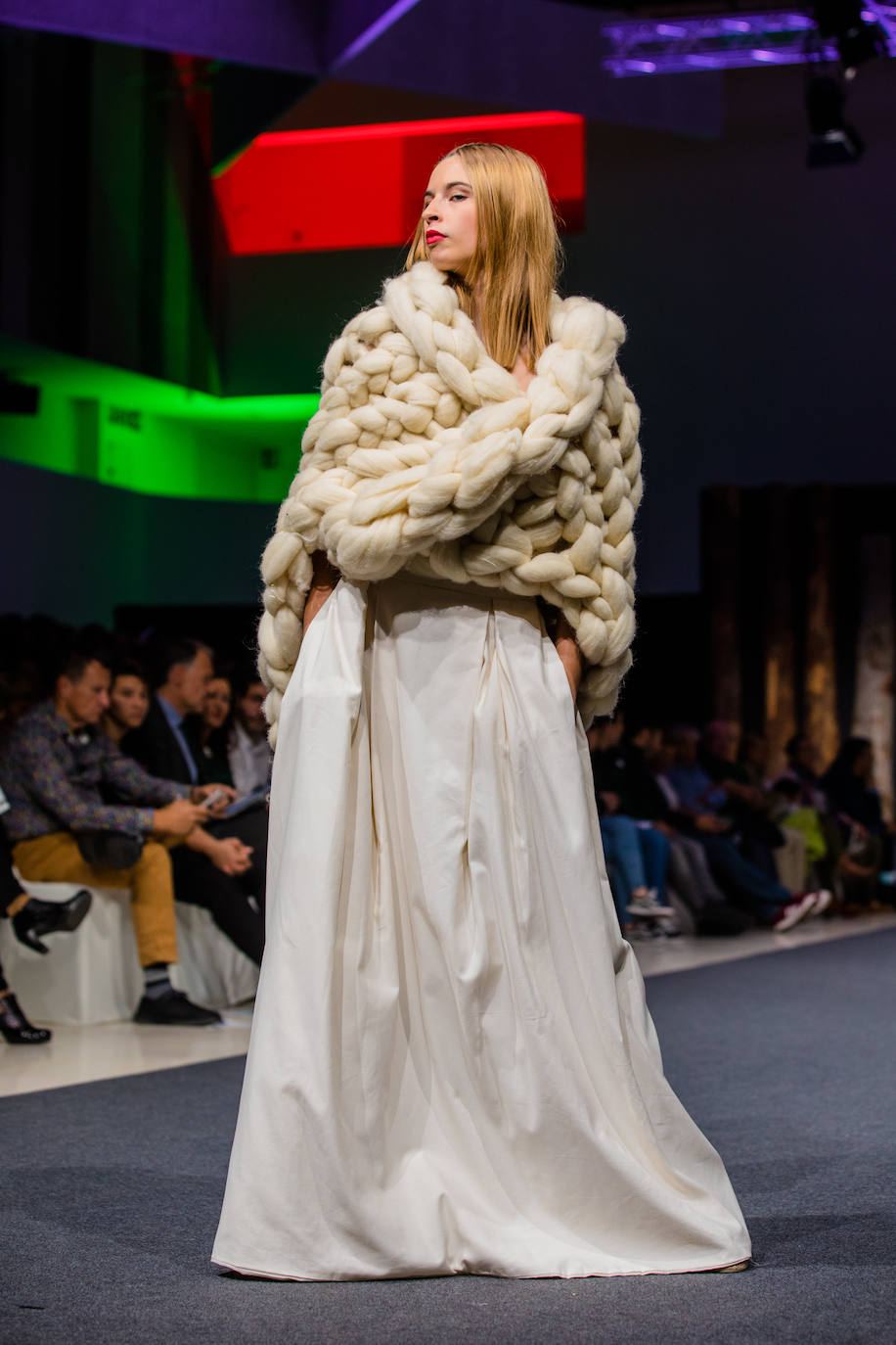 Propuestas sostenibles, diseños extravagantes y moda infantil han protagonizado la segunda jornada de la cita 'fashion' en el Palacio Europa de Vitoria