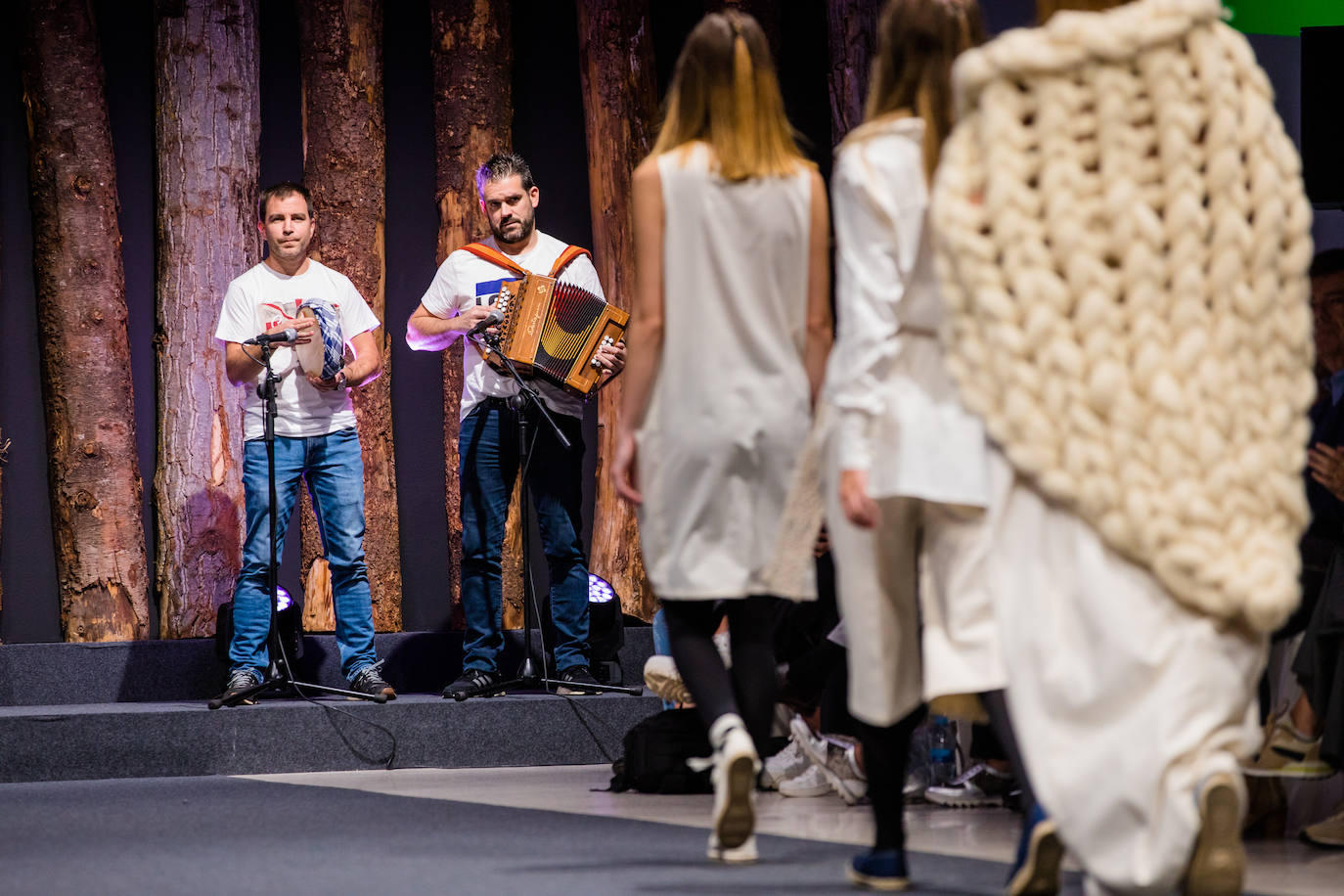 Propuestas sostenibles, diseños extravagantes y moda infantil han protagonizado la segunda jornada de la cita 'fashion' en el Palacio Europa de Vitoria