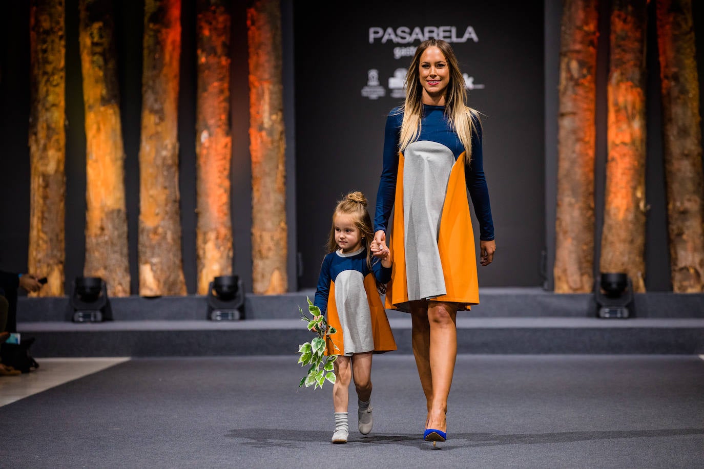Propuestas sostenibles, diseños extravagantes y moda infantil han protagonizado la segunda jornada de la cita 'fashion' en el Palacio Europa de Vitoria