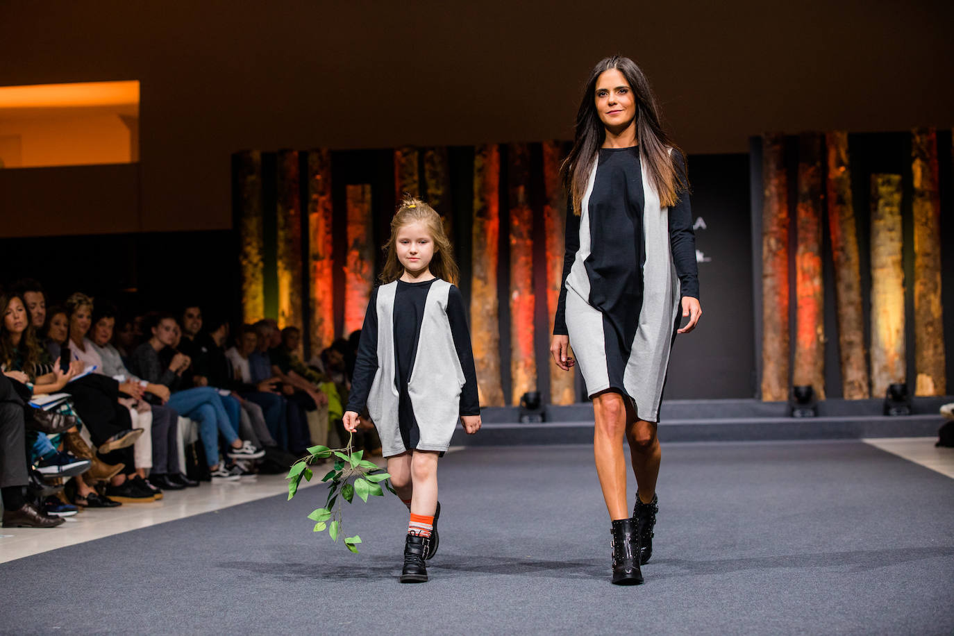 Propuestas sostenibles, diseños extravagantes y moda infantil han protagonizado la segunda jornada de la cita 'fashion' en el Palacio Europa de Vitoria
