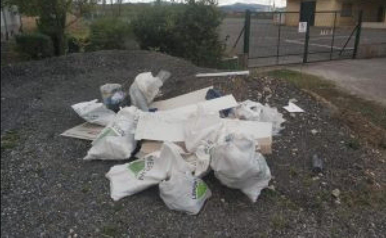 Residuos depositados en una escombrera ilegal.