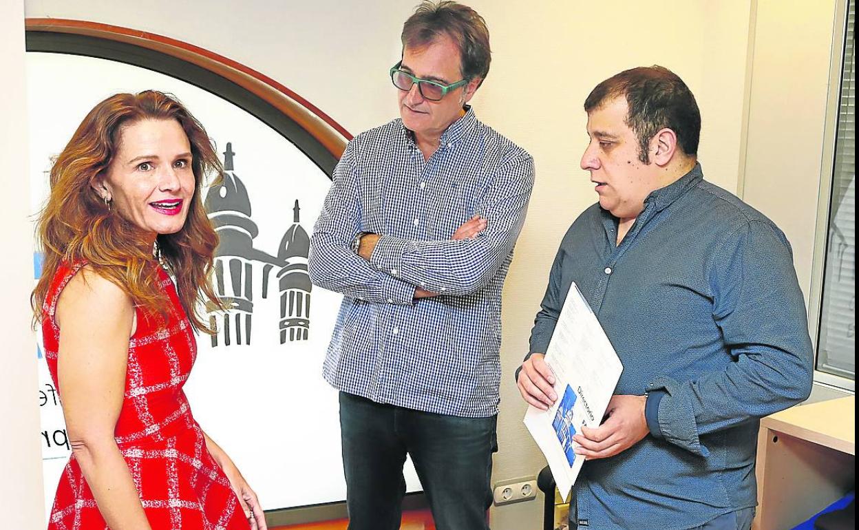 Nuria Navarro, Jesús Conde y Pepe Rey, ayer en la sede de la FAE. 