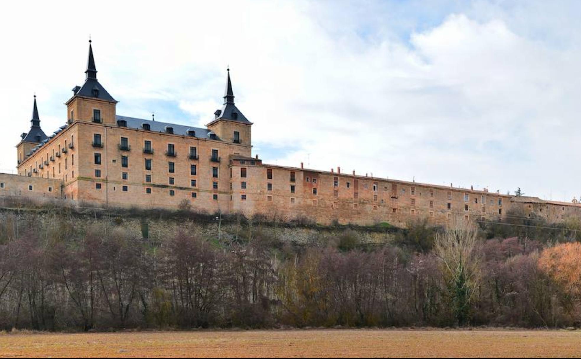 La silueta del Palacio Ducal domina los campos sobre los que se asienta Lerma.