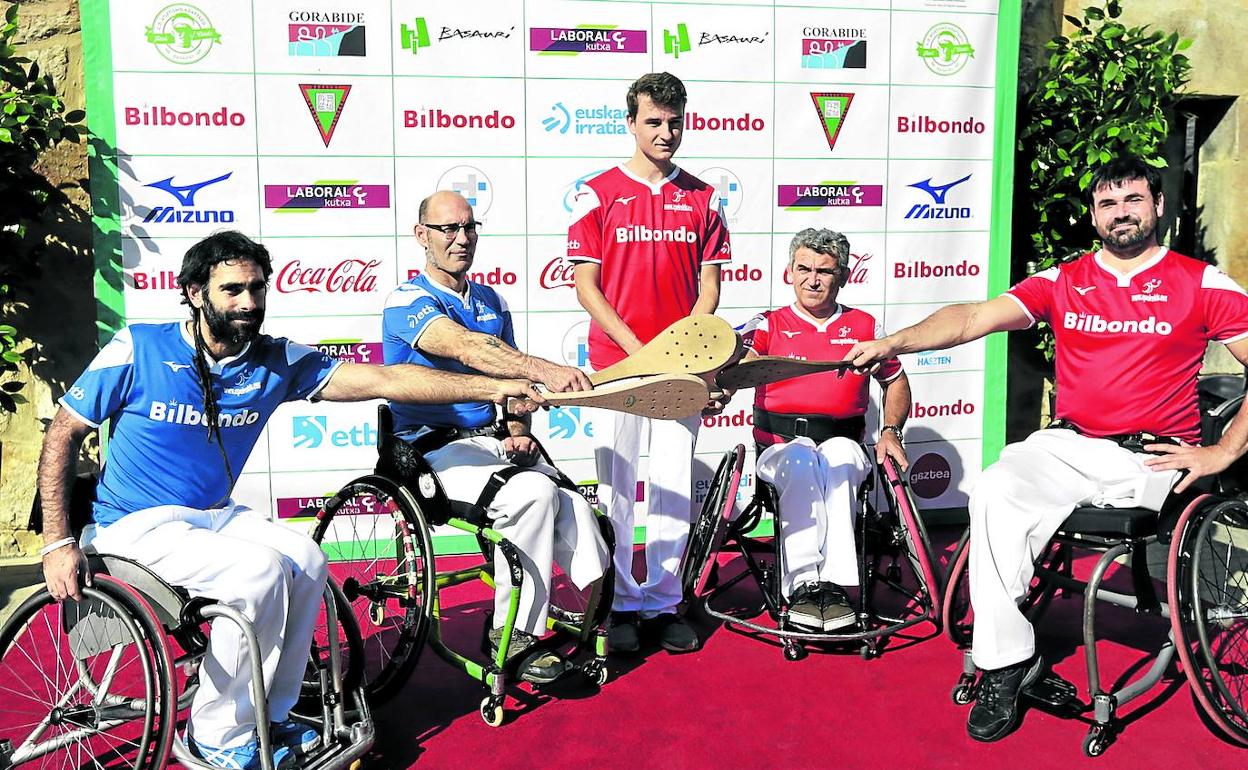 Gorka Álvarez, Asier Navaridas, Iker Teijido, José Centeno y Beñat Lizaso ayer en la presentación del gran premio en Basauri. 