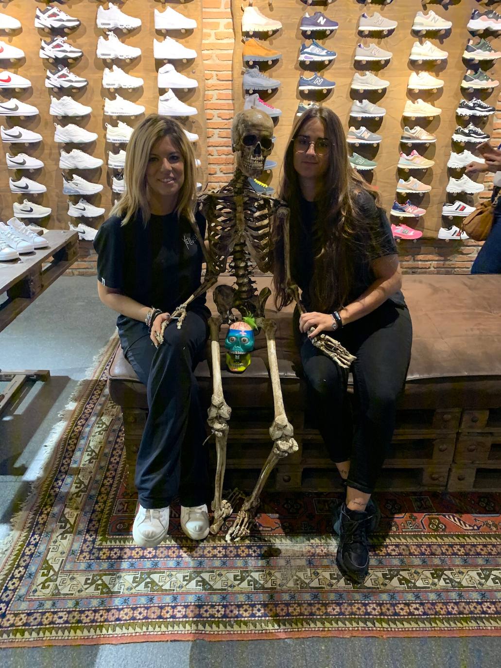 Leire Roca y Arrosane Maruri juguetean con el esqueleto 'Samantha'