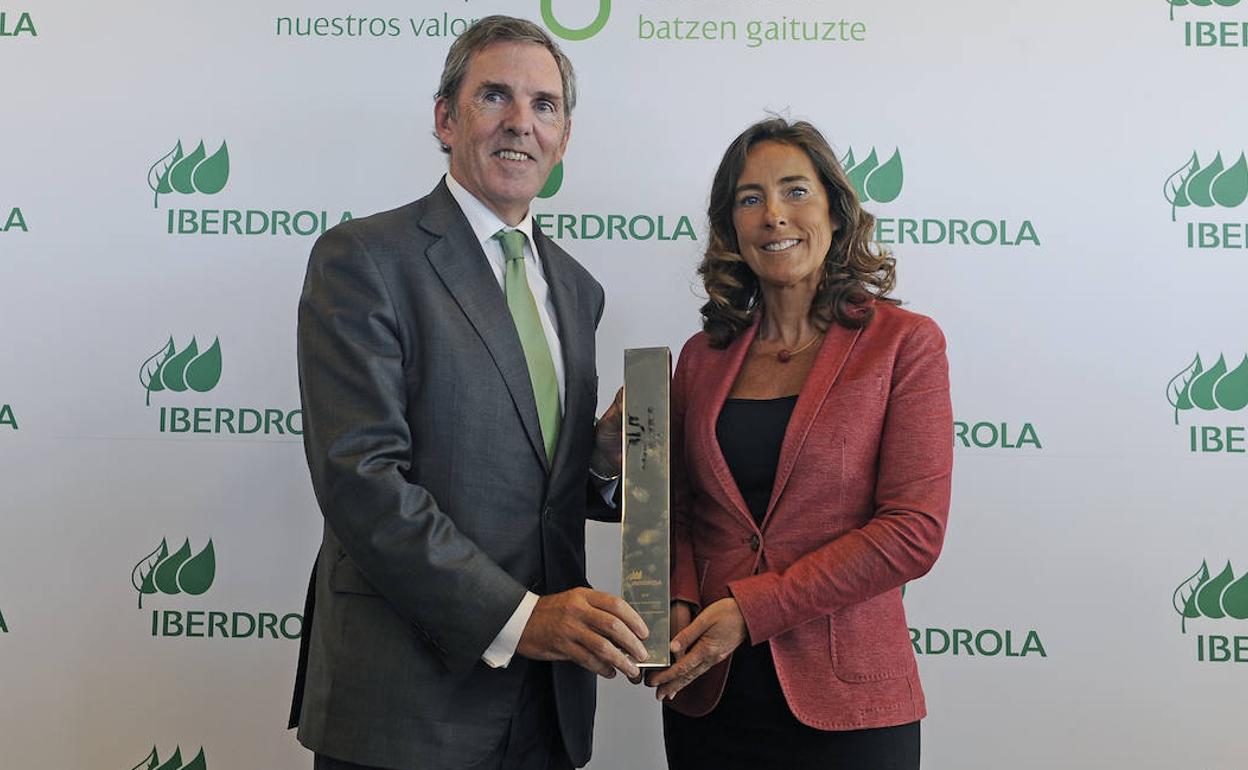 Asís Canales, director de Compras y Seguros del grupo Iberdrola y Teresa Madariaga, presidenta de Ingeteam. 