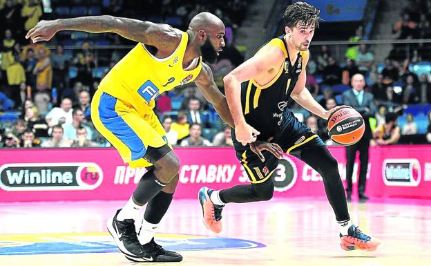 Alexey Shved intenta dejar atrás a Quincy Acy durante el duelo de la primera jornada continental entre el Khimki y el Maccabi.