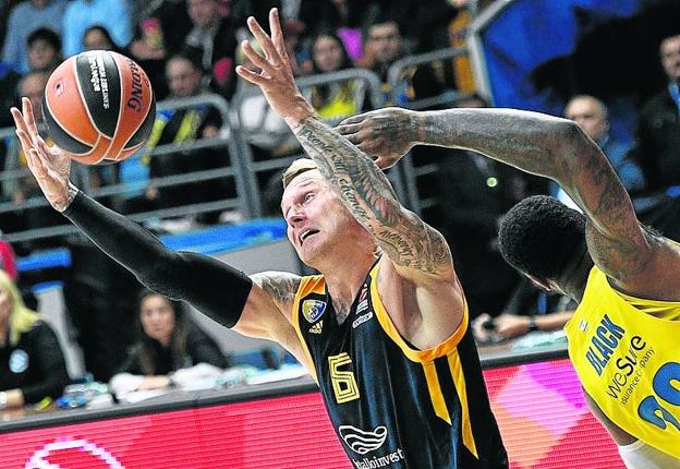 El exbaskonista Timma lucha por el rebote con Tarik Black.