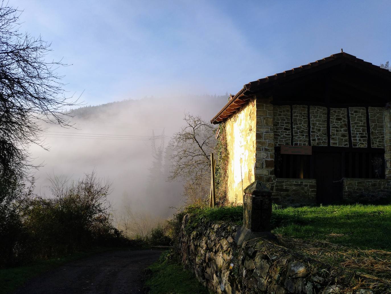 La subida a uno de los grandes clásicos de la Margen Izquierda ofrece unos paisajes de enorme belleza. Optamos por una ruta no tan frecuentada como la que parte desde El Regato o desde Cruces. Salimos desde Sodupe para llegar a la cima, a 887 metros de altitud, en unas dos horas. La bajada, siguiendo el arroyo por el Grazal, una delicia. 