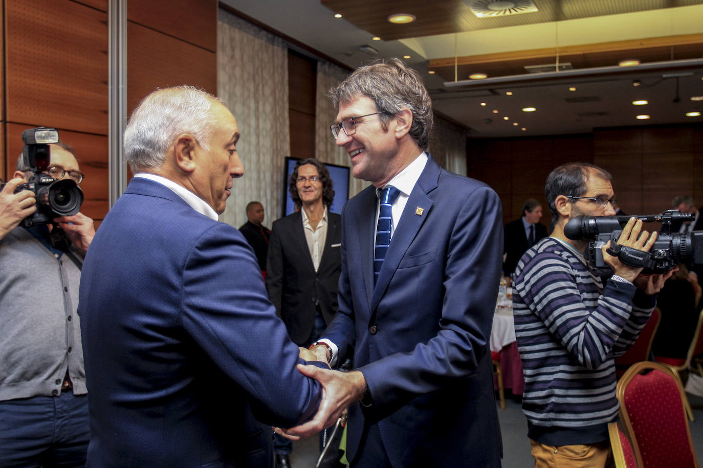 El Foro Empresarial de Álava atrajo a numerosos rostros ilustres.