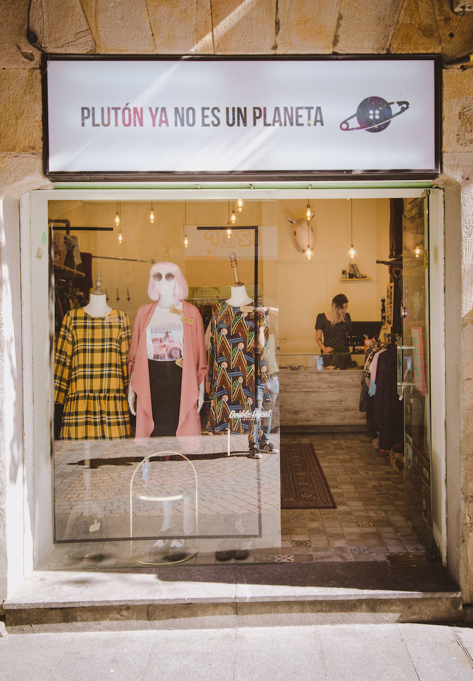 Las piezas únicas y especiales que vende Irune Sainz en su coqueto local, 'Plutón Ya No Es Un Planeta', conforman todo un universo de originalidad