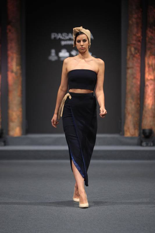 La joven vitoriana ha recibido el galardón por su colección inspirada en la filosofía japonesa del 'ki'. El jurado ha reconocido también a Elixabet Ataun como Modelo con Mayor Proyección.