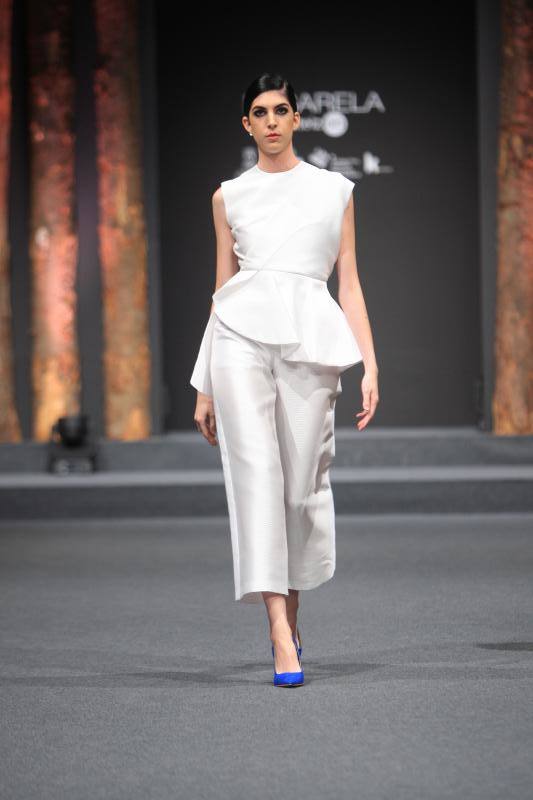 La joven vitoriana ha recibido el galardón por su colección inspirada en la filosofía japonesa del 'ki'. El jurado ha reconocido también a Elixabet Ataun como Modelo con Mayor Proyección.