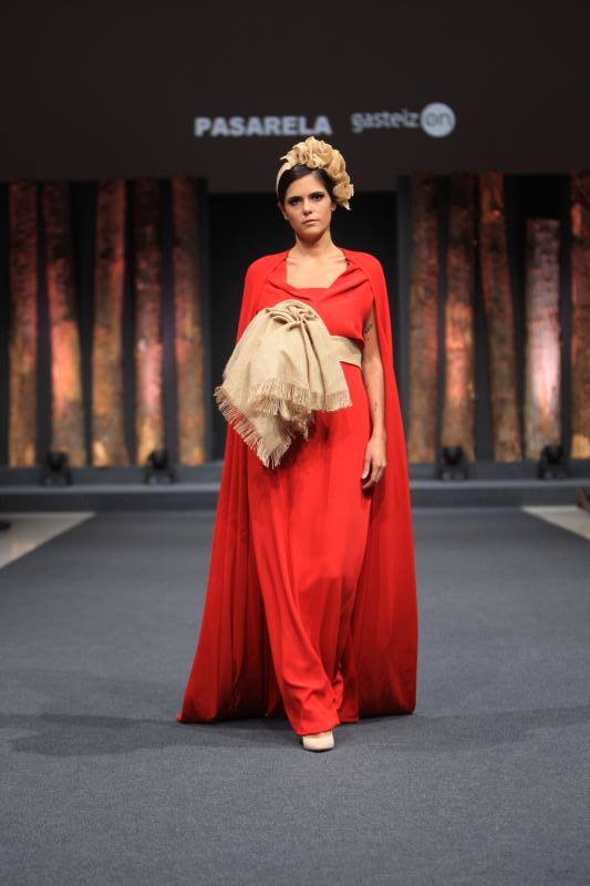 La joven vitoriana ha recibido el galardón por su colección inspirada en la filosofía japonesa del 'ki'. El jurado ha reconocido también a Elixabet Ataun como Modelo con Mayor Proyección.