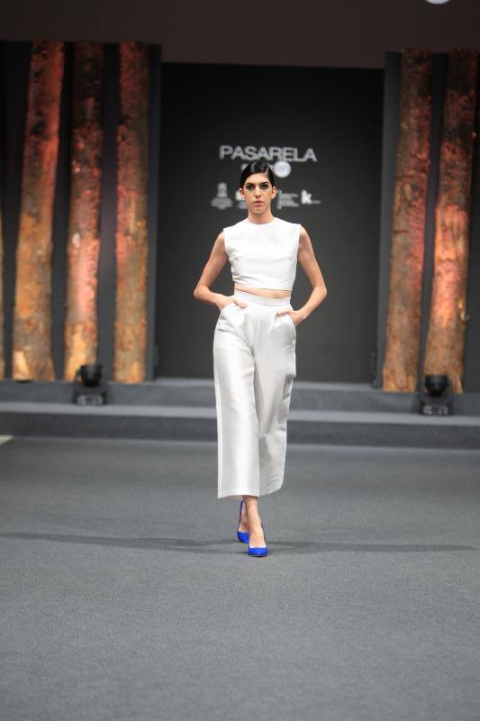 La joven vitoriana ha recibido el galardón por su colección inspirada en la filosofía japonesa del 'ki'. El jurado ha reconocido también a Elixabet Ataun como Modelo con Mayor Proyección.