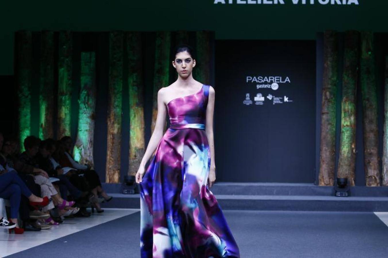 Algunas de las propuestas de La Couture, Atelier Vitoria y Ríos Moda que desfilaron por la Pasarela Gasteiz On. Ríos mostró también moda urbana.