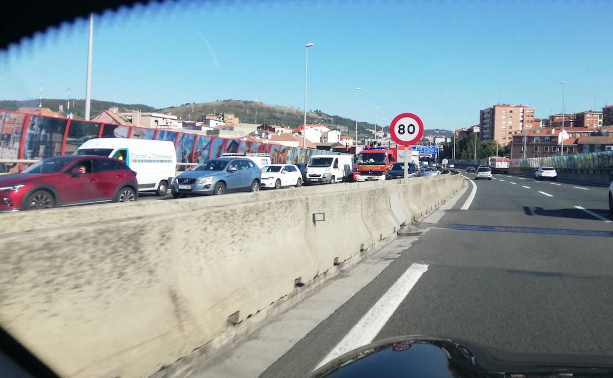 Dos heridos al chocar tres coches en la A-8 en sentido Cantabria y colapsar la vía durante dos horas