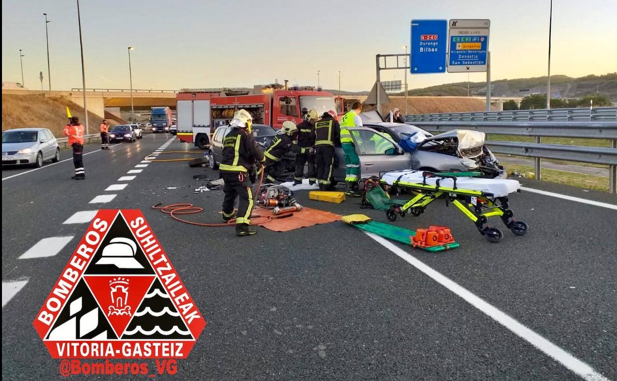 Los Bomberos de Vitoria han acudido a rescartar a uno de los heridos.