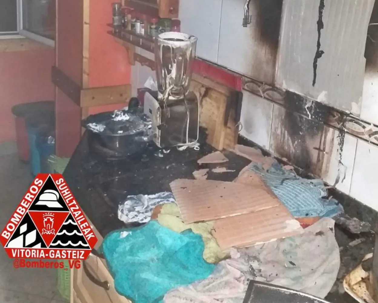 El incendio se ha declarado en la cocina de un piso de la calle Beato Tomás de Zumárraga.