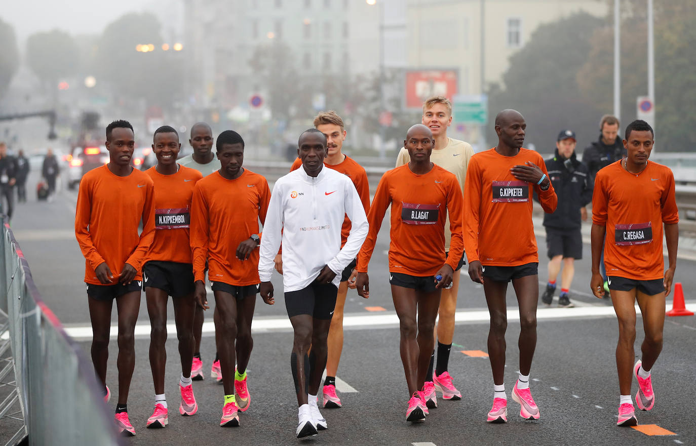 Establece una marca no homologada de 1,59.40 después de una carrera a medida, con 41 liebres que le han ayudado a lograrlo en el Prater de Viena