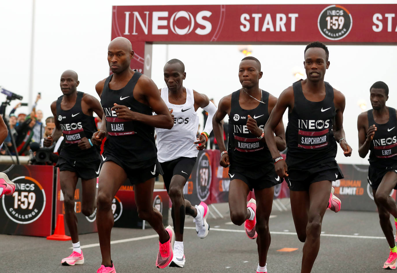 Establece una marca no homologada de 1,59.40 después de una carrera a medida, con 41 liebres que le han ayudado a lograrlo en el Prater de Viena