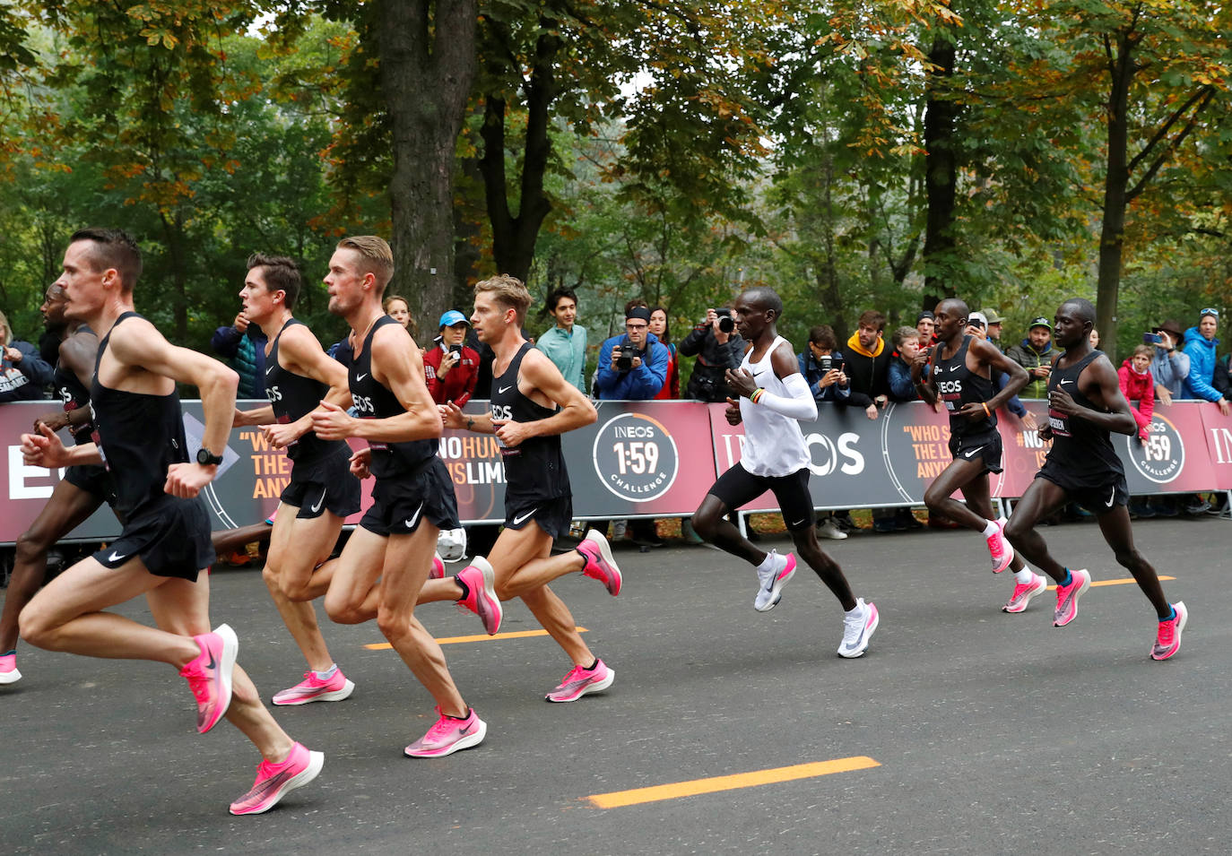 Establece una marca no homologada de 1,59.40 después de una carrera a medida, con 41 liebres que le han ayudado a lograrlo en el Prater de Viena