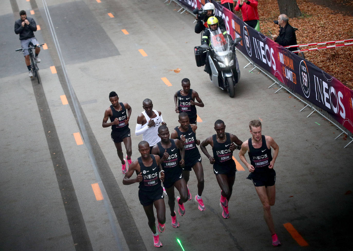 Establece una marca no homologada de 1,59.40 después de una carrera a medida, con 41 liebres que le han ayudado a lograrlo en el Prater de Viena