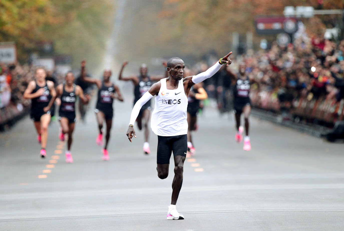 Establece una marca no homologada de 1,59.40 después de una carrera a medida, con 41 liebres que le han ayudado a lograrlo en el Prater de Viena