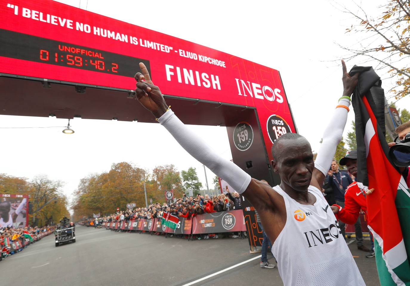 Establece una marca no homologada de 1,59.40 después de una carrera a medida, con 41 liebres que le han ayudado a lograrlo en el Prater de Viena