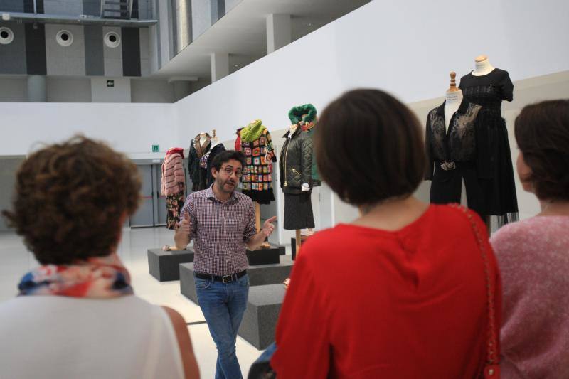 Algunos de los momentos del taller impartido por la asesora de imagen Inma Espizua durante la Pasarela Gasteiz On y la visita al 'backstage' de la mano del diseñador Domingo Orive.