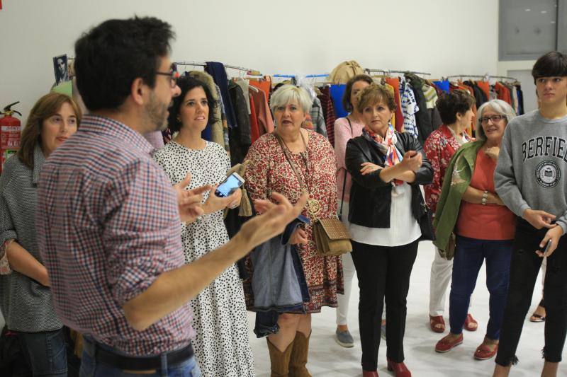 Algunos de los momentos del taller impartido por la asesora de imagen Inma Espizua durante la Pasarela Gasteiz On y la visita al 'backstage' de la mano del diseñador Domingo Orive.